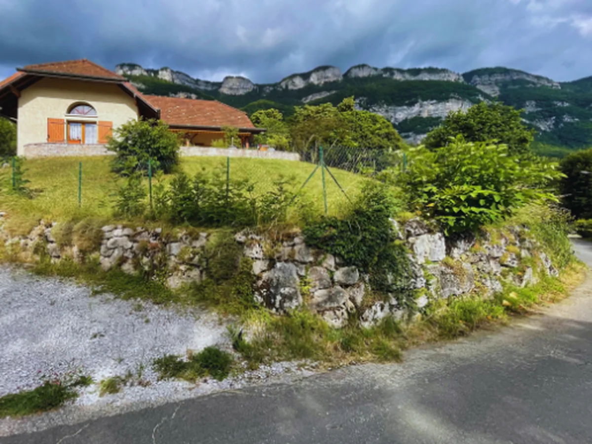 Talus enherbé et muret colonisé par la végétation, à Drumettaz-Clarafond.